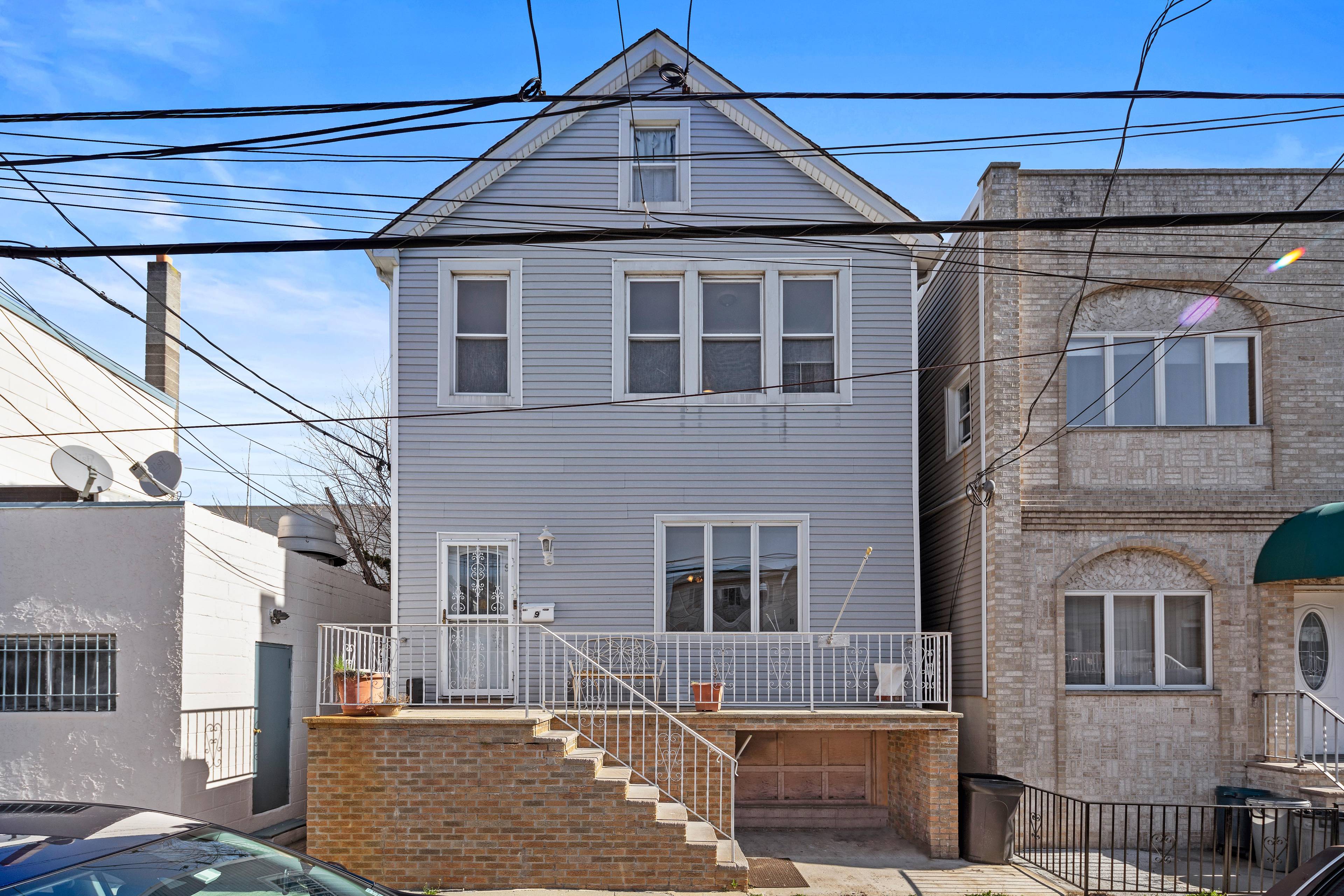 NEWLY UPDATED  DUPLEX  APARTMENT VERY VERY  LARGE 3 1/2BR AND 2 BATHS !