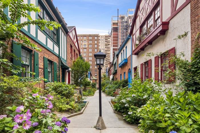 Pomander Walk Charming 2 Bedroom
