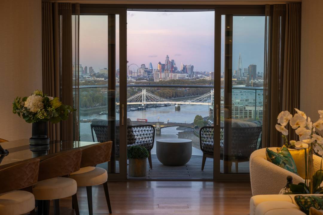 You can now rent this trophy 4-bed lateral apartment with breathtaking 17th-floor views across the River Thames and the London Skyline, two parking spaces and luxury amenities in Chelsea Waterfront.