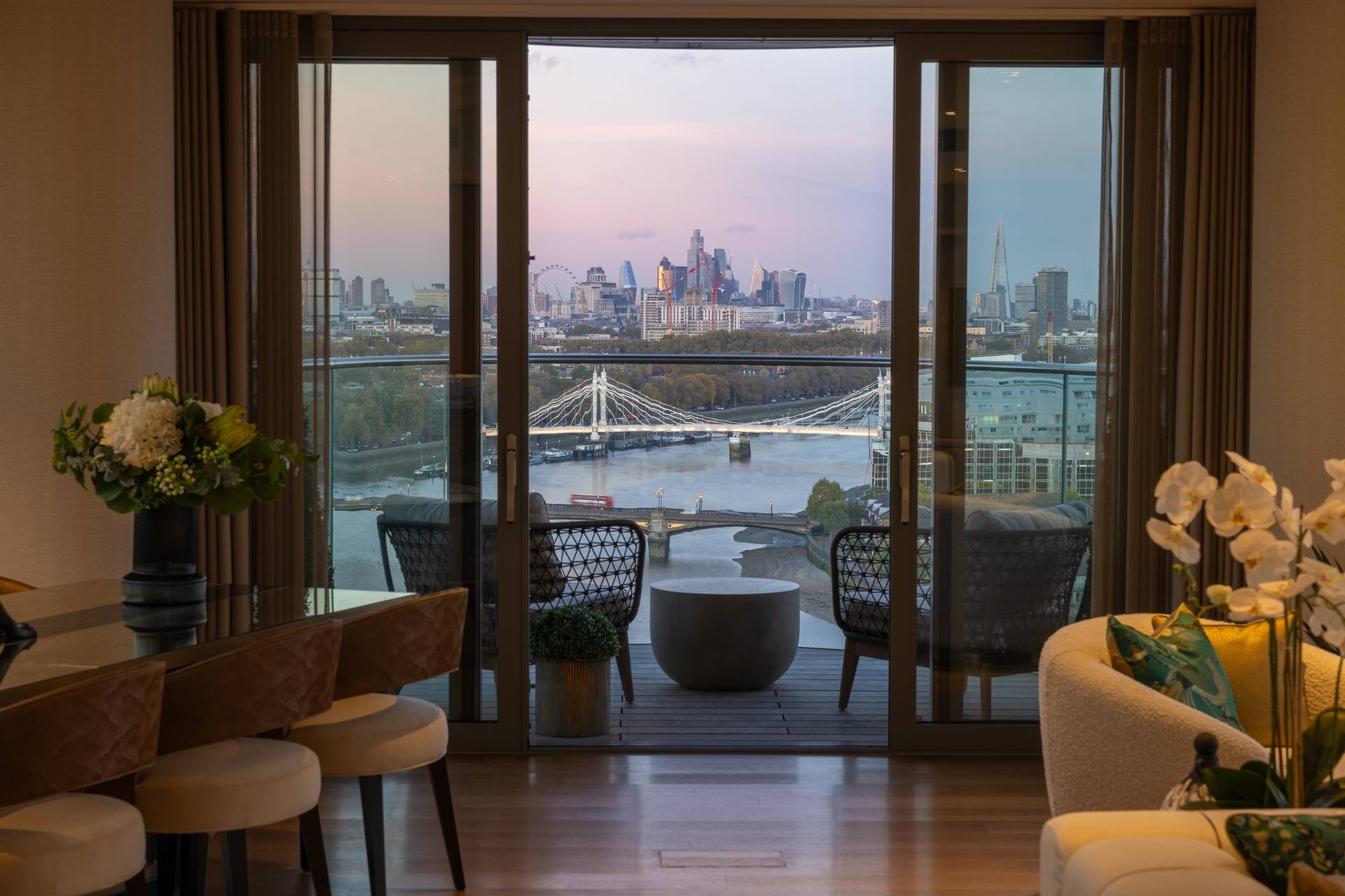 You can now rent this trophy 4-bed lateral apartment with breathtaking 17th-floor views across the River Thames and the London Skyline, two parking spaces and luxury amenities in Chelsea Waterfront.