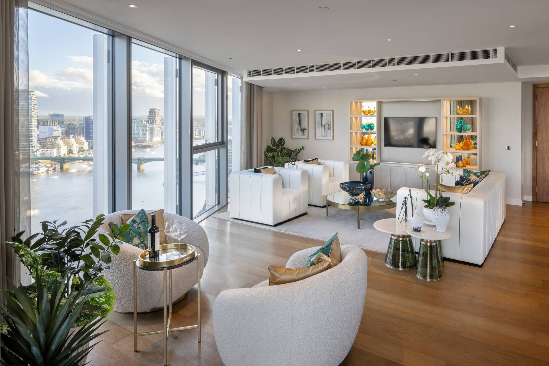 Stunning super-prime rental 17th-floor 4-bed apartment with breathtaking views across the River Thames and the London Skyline and luxury amenities in Chelsea Waterfront.