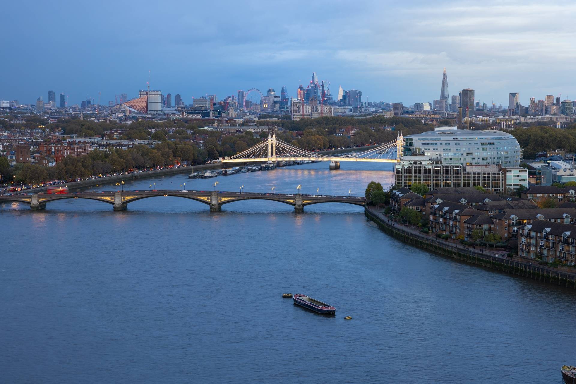 Trophy 4-bed lateral apartment with breathtaking 17th-floor views across the River Thames and the London Skyline, two parking spaces and luxury amenities in Chelsea Waterfront.