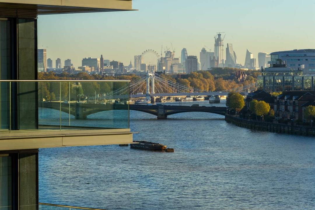 You can now rent this trophy 4-bed lateral apartment with breathtaking 17th-floor views across the River Thames and the London Skyline, two parking spaces and luxury amenities in Chelsea Waterfront.