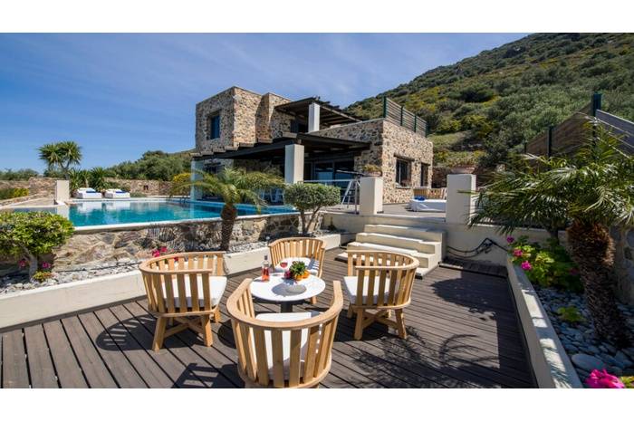 Magnificent villa built on a panoramic  hill