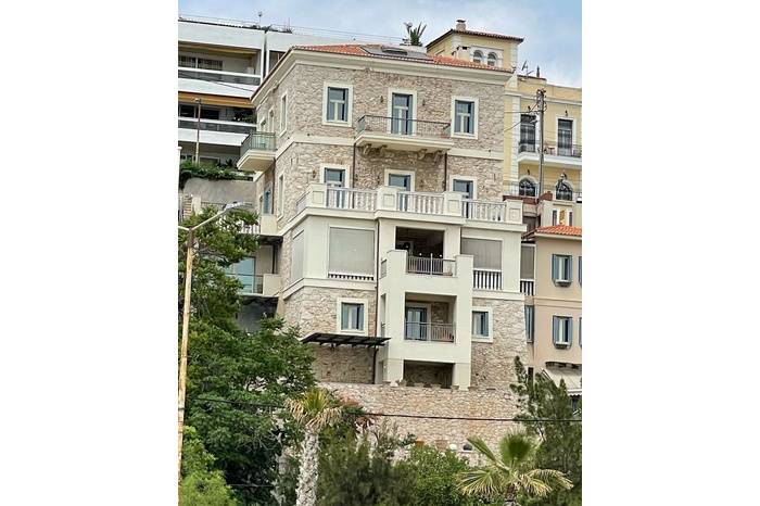 Unique  Neoclassical Villa /  Pasalimani