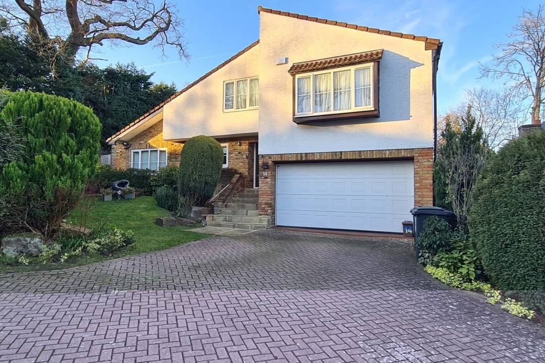 Rare Detached Family Home with Double Garage on a Quiet Cul-de-Sac near Kingston Hill and Richmond Park