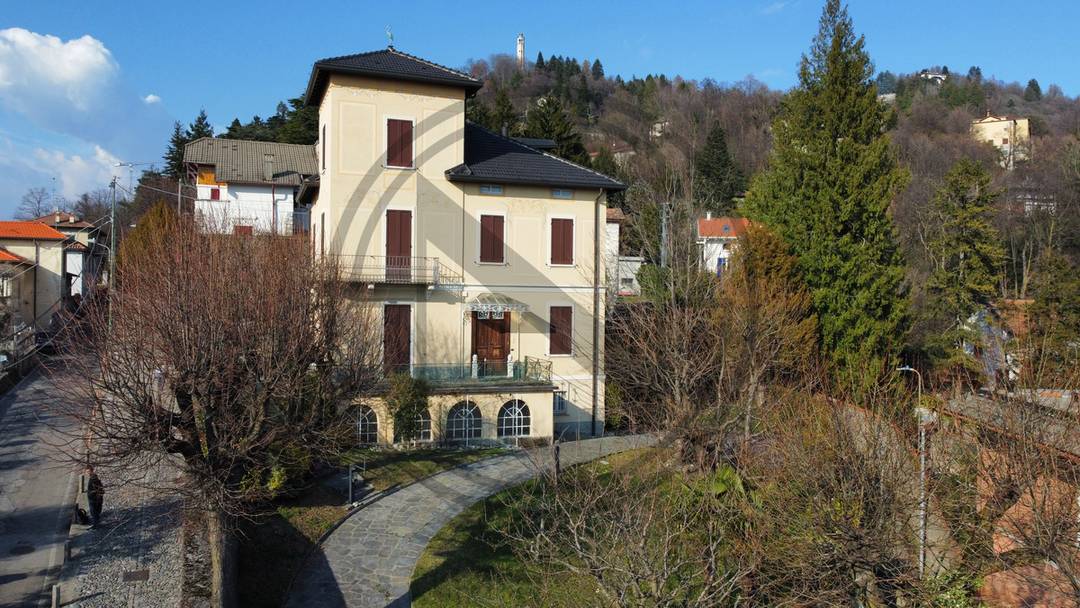 Brunate Villa with park
