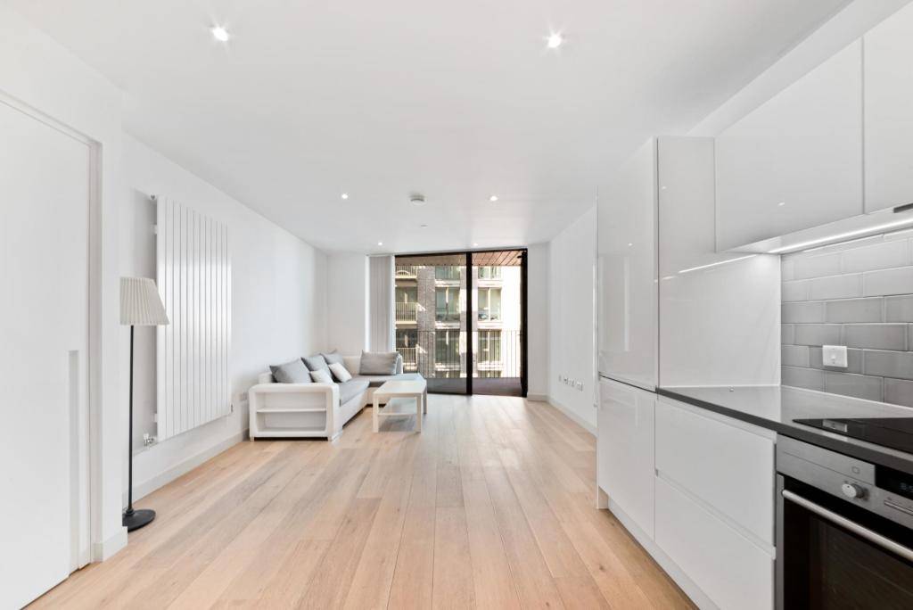 Beautifully Decorated Spacious One Bedroom Apartment with River Views