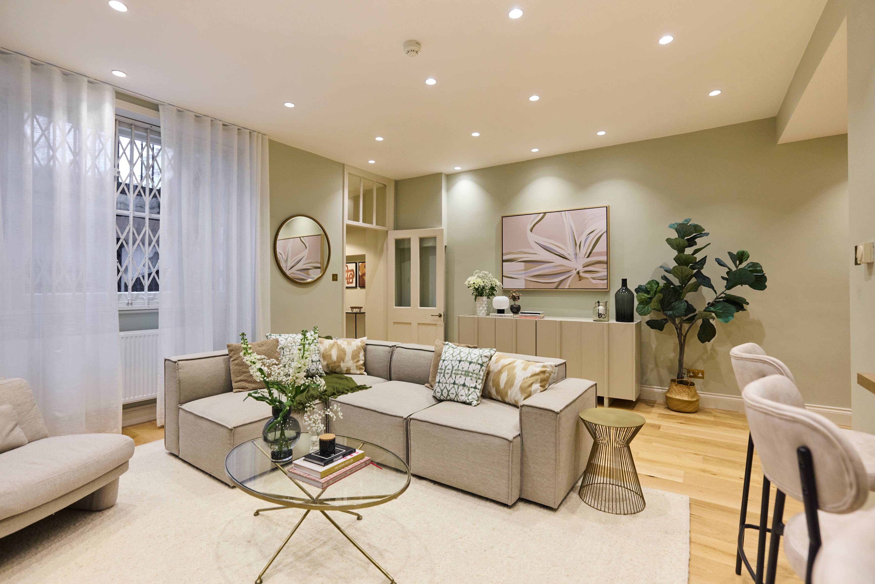 Elegant Three-Bedroom Apartment in Prime Bayswater / Queensway