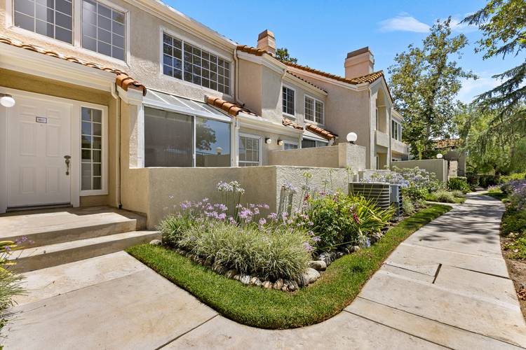 Bright & Spacious Calabasas Townhome with Fireplace – Available Now