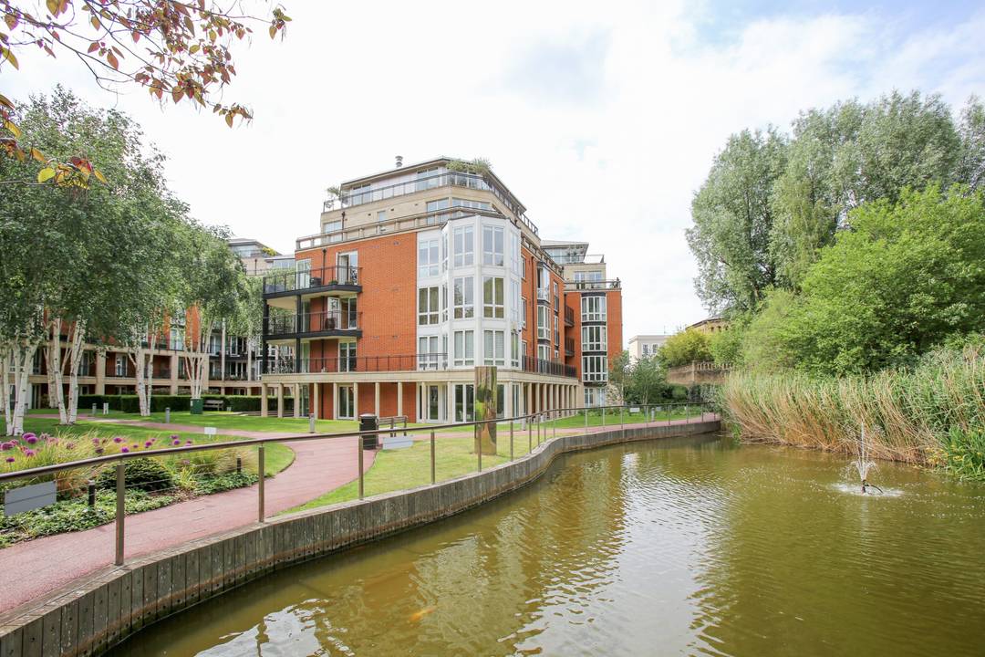 4-Bed Duplex Penthouse in Chelsea with 2 car spaces