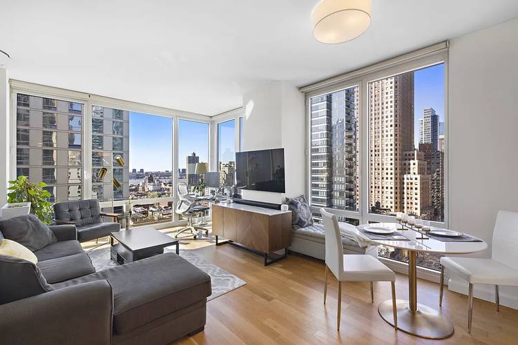 High Floor Corner Residence with sweeping City and partial River Views!