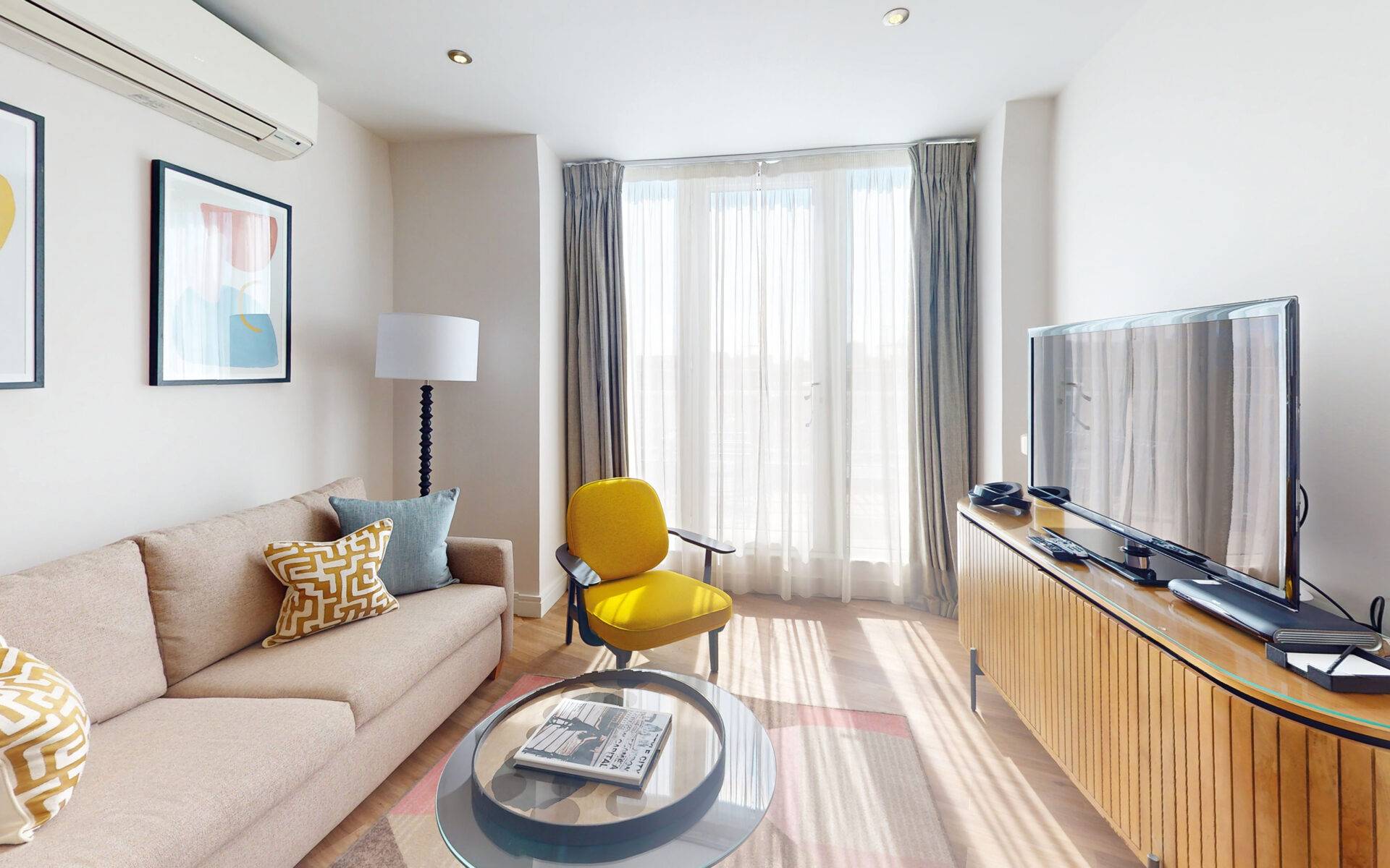 Three-Bedroom Serviced Apartment with Luxury Amenities in Trendy South Kensington