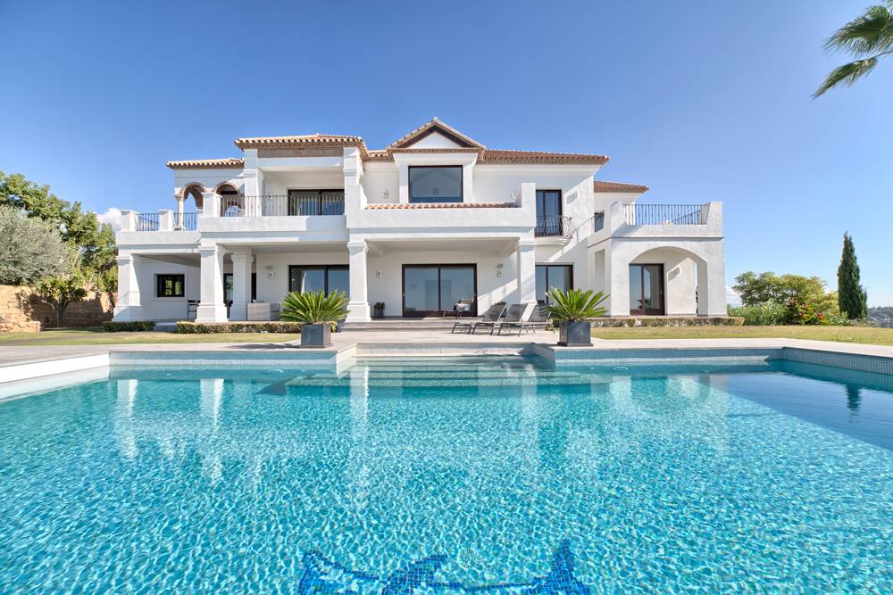 A south-facing villa with spectacular views towards the sea