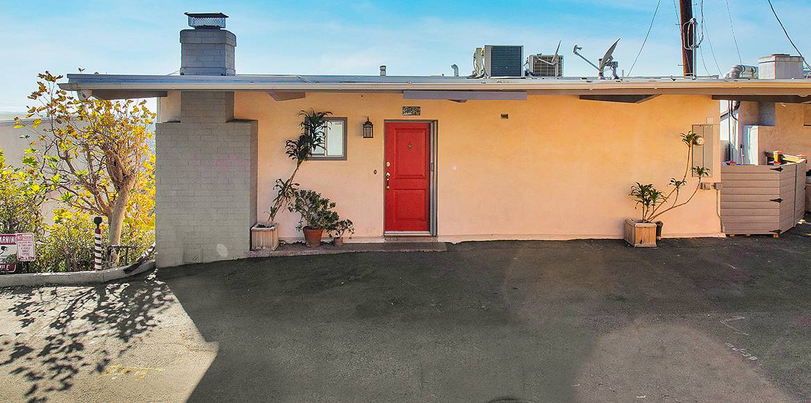 AMAZING LEASE! LIVE AT TOP OF LAUREL CYN!! 2BR 2BA W/JETLINER VIEWS! MUST SEE!