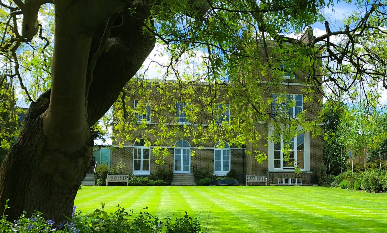 Built in 1816, Rush Grove House which is a Grade II listed Georgian Mansion was once the residence of a Commander of the Royal Marine barracks.