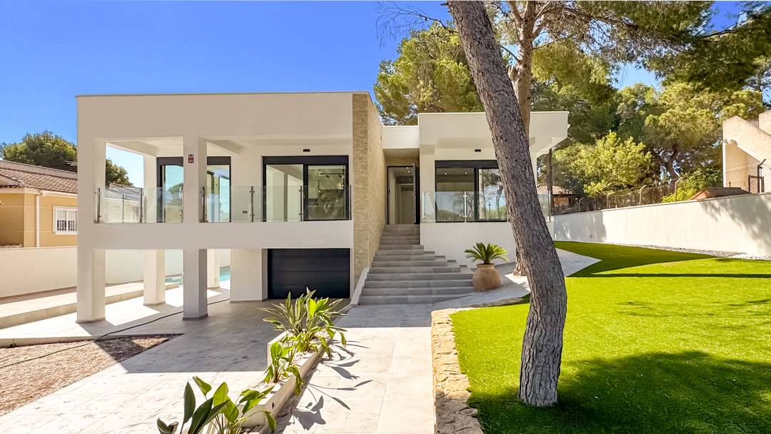 REDUCED! New build villa in Los Balcones. Modern style, large plot