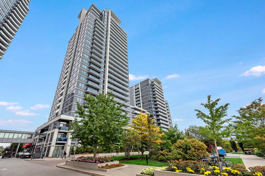 2 Bdrm Plus Den Suite In Parkside Towers