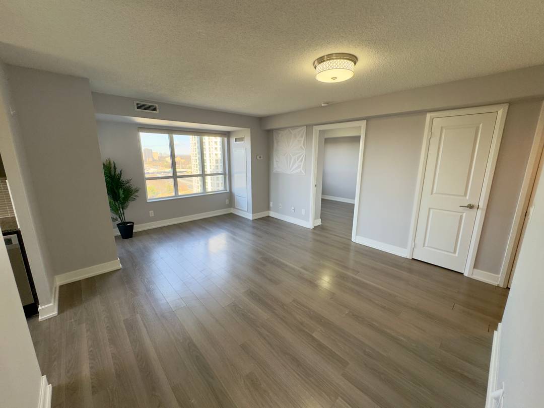 815 sqft of condo living
