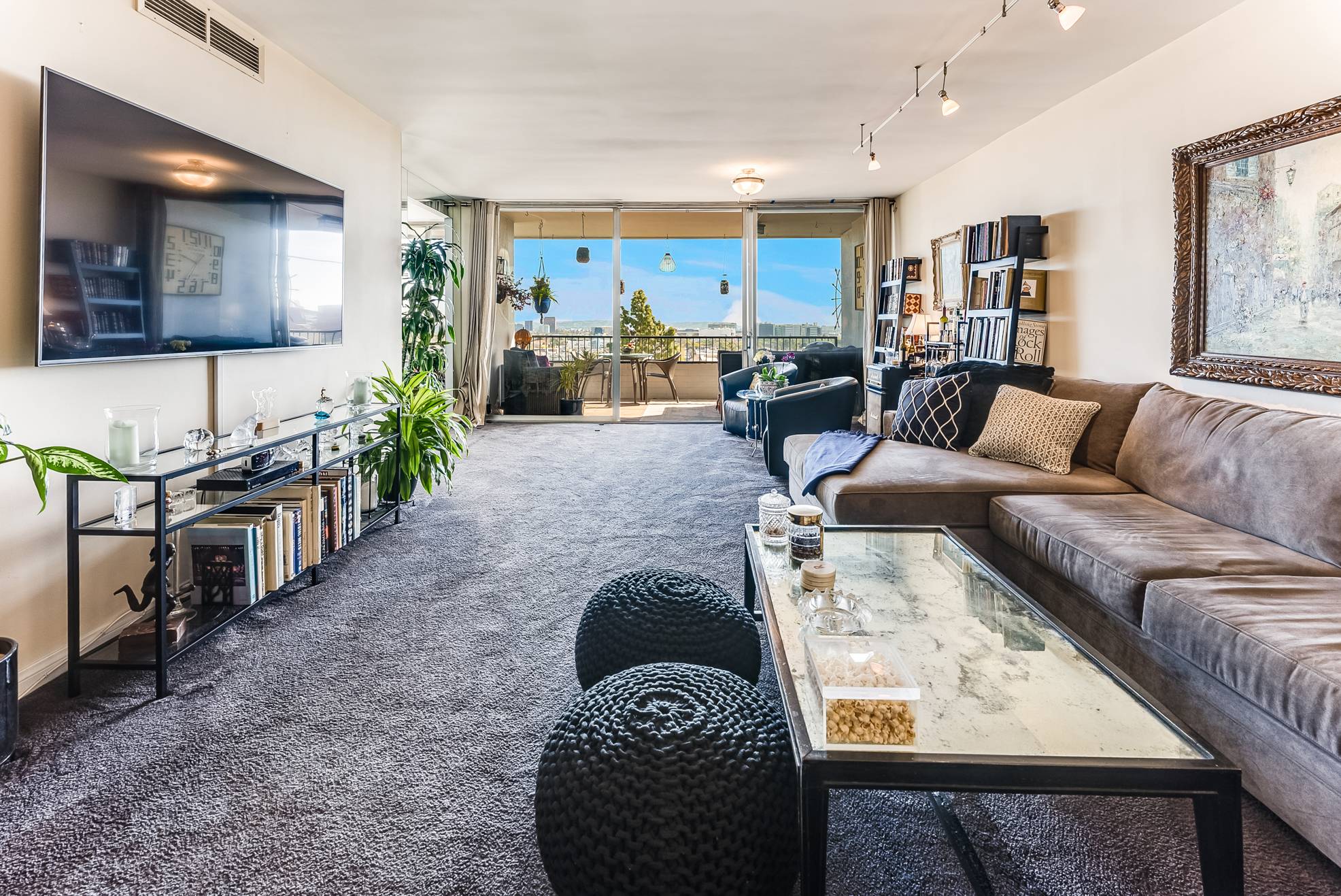 WEST HOLLYWOOD GEM IN GORGEOUS DOORMAN BUILDING FOR SALE!