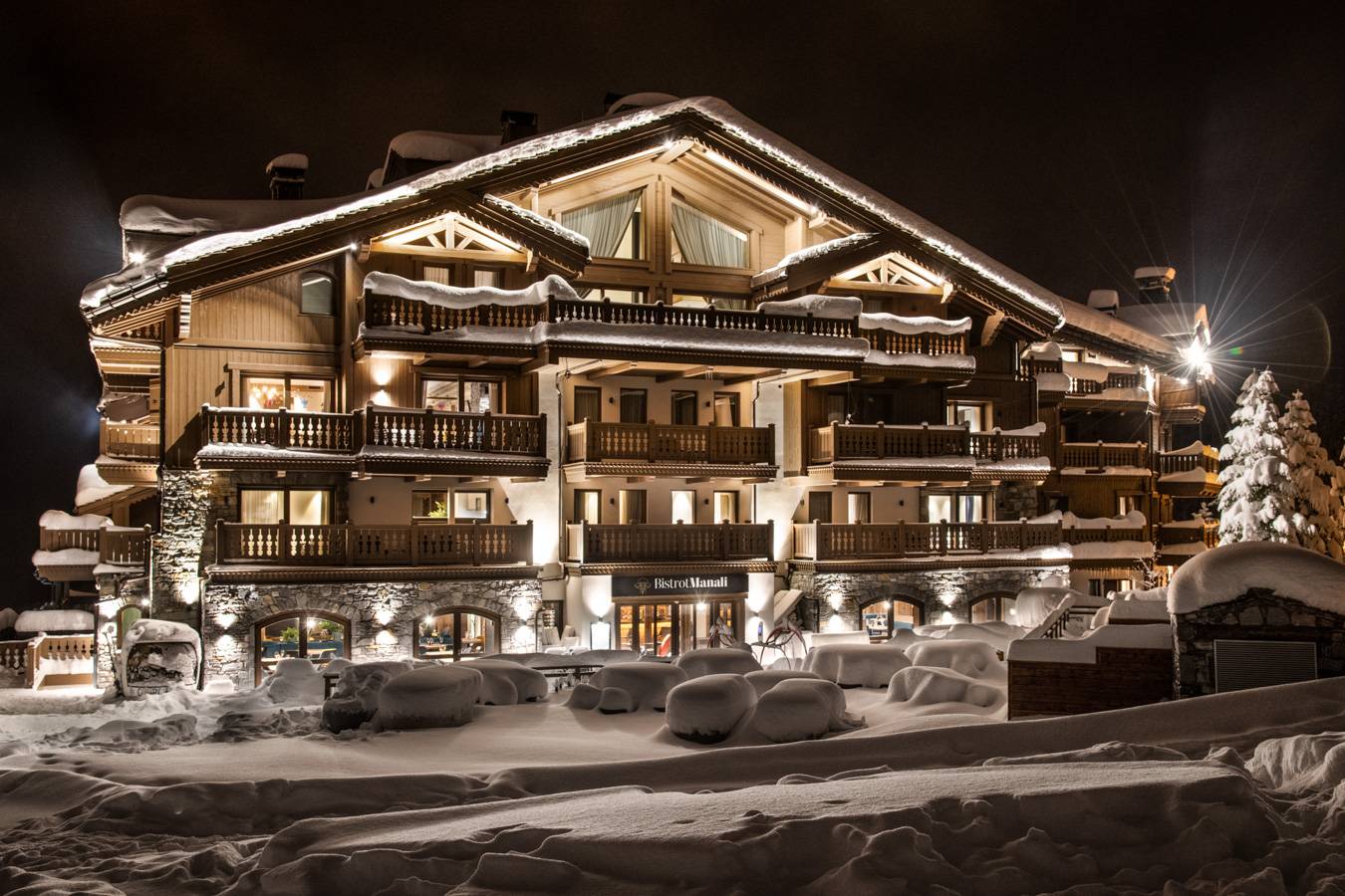 Penthouse with 4 bedrooms 1 cabin, a fireplace, a cinema room and a jacuzzi in Courchevel’s French Alps