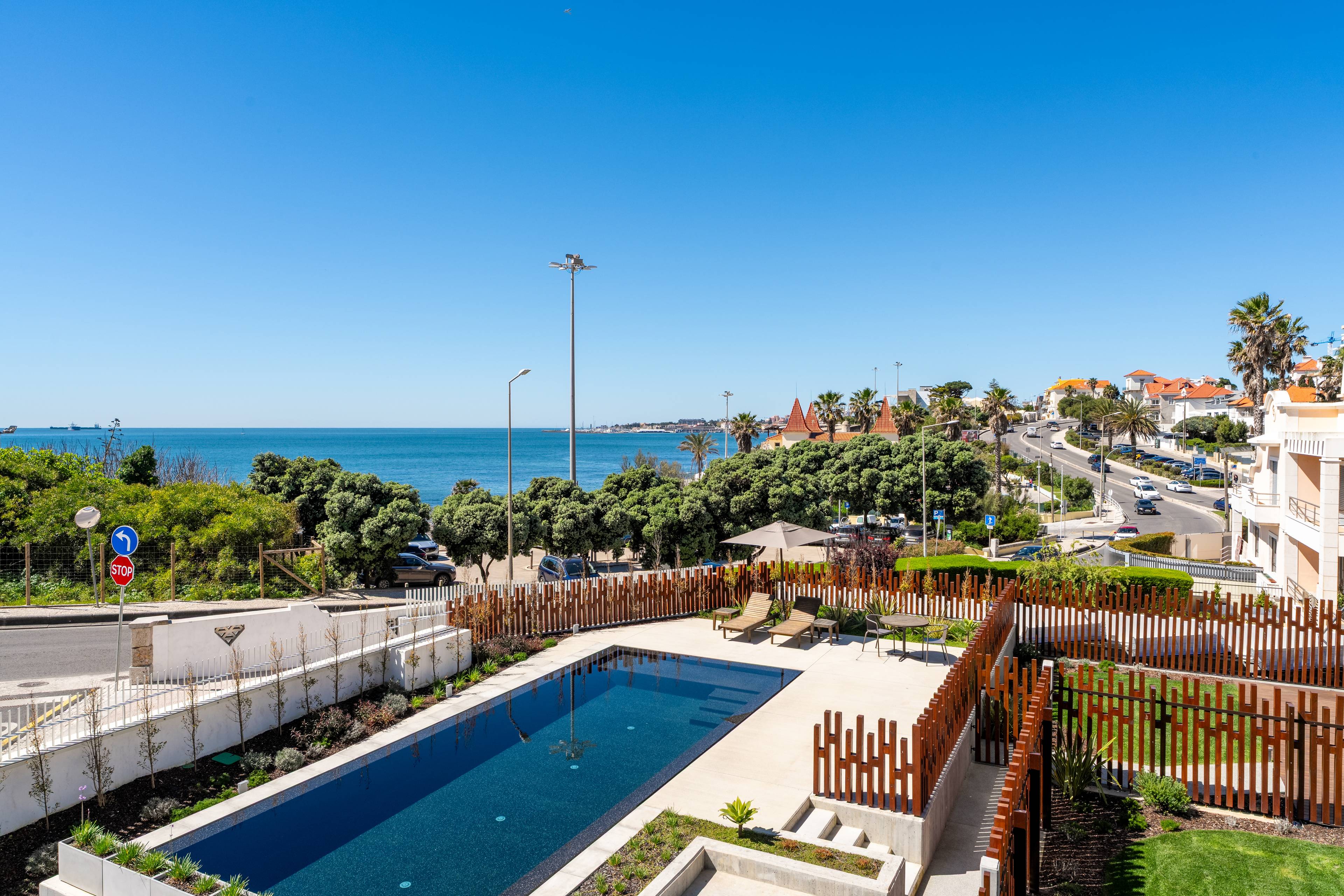 3+1 BEDROOM APARTMENT | PRIVATE GARDEN | 3 SUITES | WALKING DISTANCE TO THE BEACH | PREMIUM LOCATION IN ESTORIL