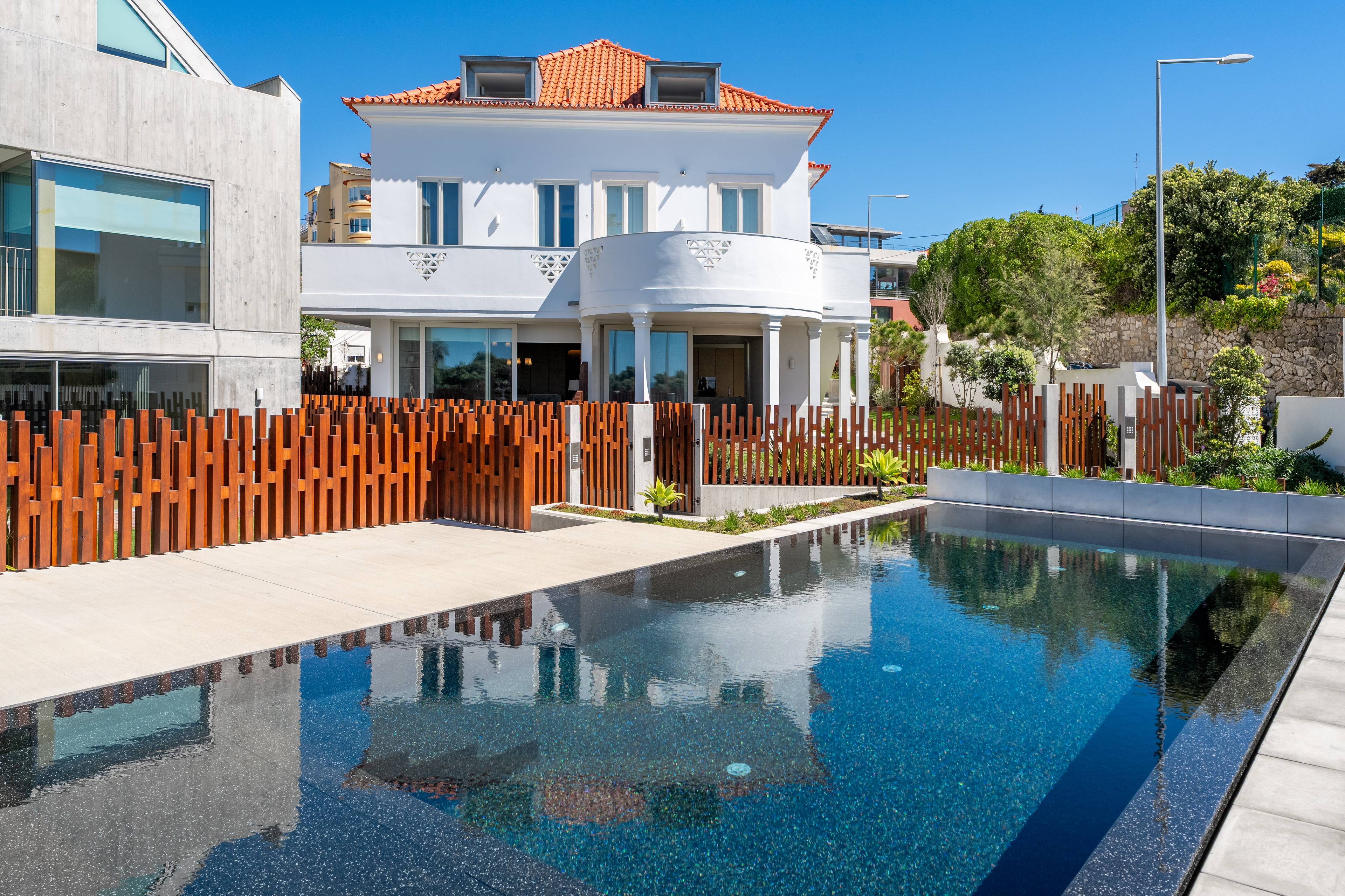 3+1 BEDROOM APARTMENT | PRIVATE GARDEN | 3 SUITES | WALKING DISTANCE TO THE BEACH | PREMIUM LOCATION IN ESTORIL
