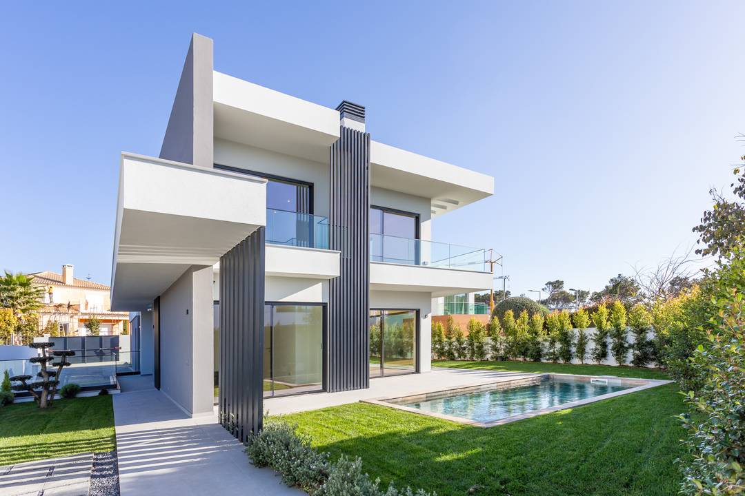 Cascais Villa | 5 En-Suites  | Heated Pool | Modern Design | Prime Location | Near Beach and International Schools
