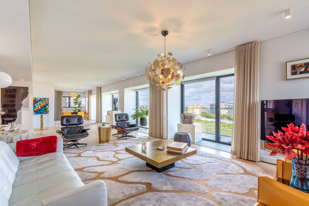 Lisbon City Views | 5 Bedrooms | Prime Lisbon Location | Rooftop Pool | Concierge | Gym & Indoor Pool