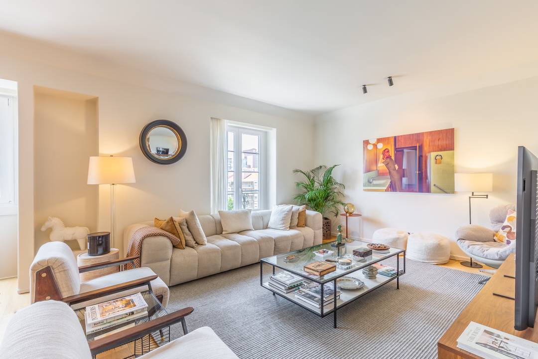 Top Floor | Central Lisbon | 3 Suites | 200m² | Premium Finishes | Parking | Elevator