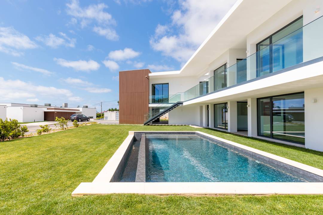 Atlantic Views | Pool | 5 Bedrooms | Ocean Views | Gated Condominium | 4-Car Garage | 15min To Cascais