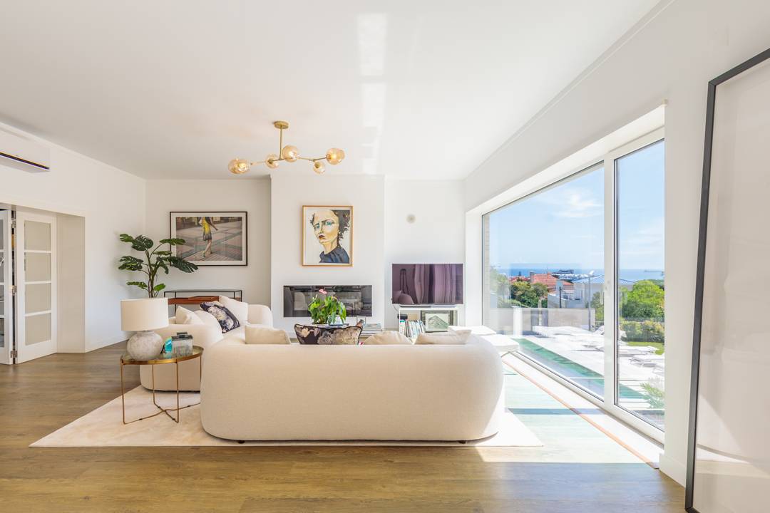**Luxurious 4-Bedroom Townhouse in the Heart of Estoril – Fully Furnished, Steps from the Beach