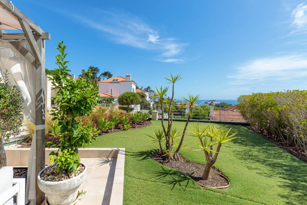 **Luxurious 5-Bedroom Townhouse in the Heart of Estoril – Fully Furnished, Steps from the Beach