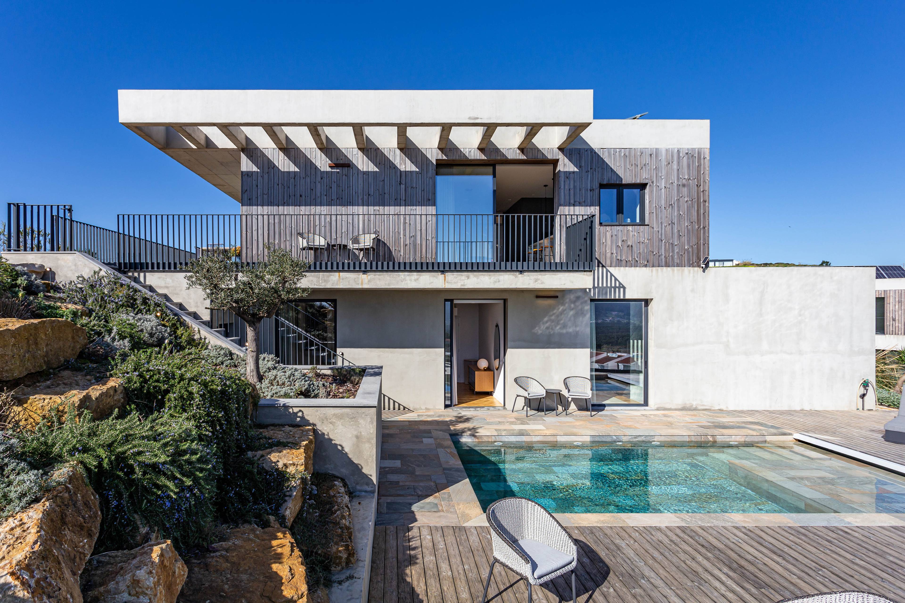 Coastal Villa | Mountain Views | Next To Ocean | 2 Ensuites | 1h to Lisbon | Heated Pool | Fully Furnished |