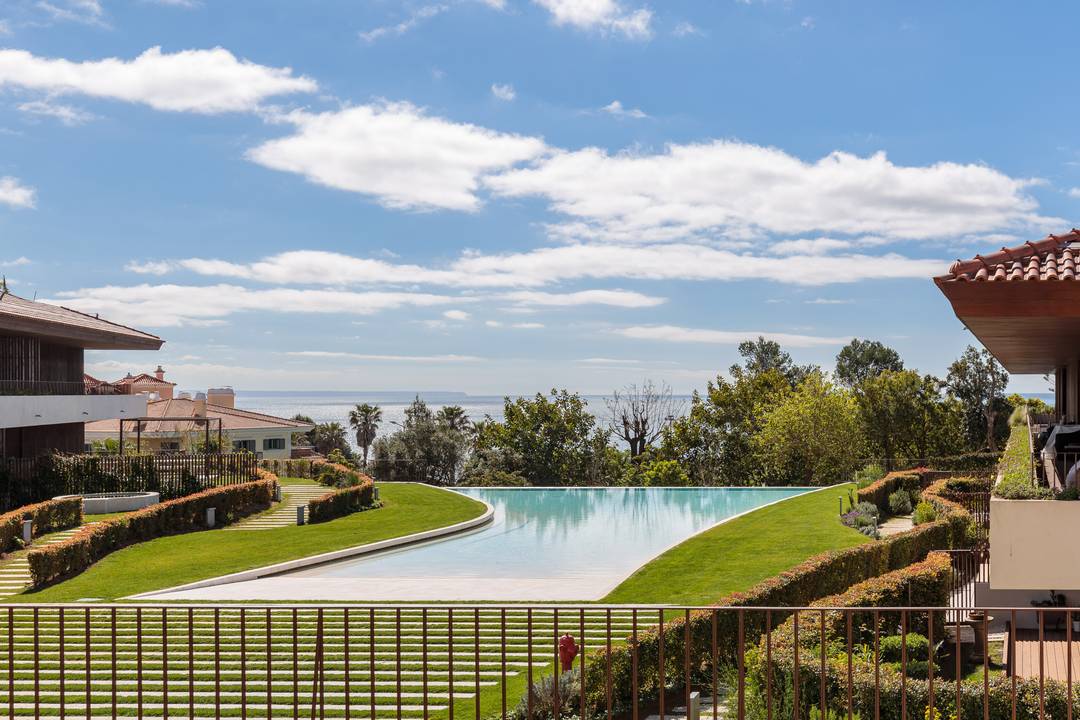 Beachfront Apartment  | 3 Suites | Garden & Pool | Ocean Views | 5 Min Walk To Beach | Prime Location | Gated Condominium | Common Gym & Spa |