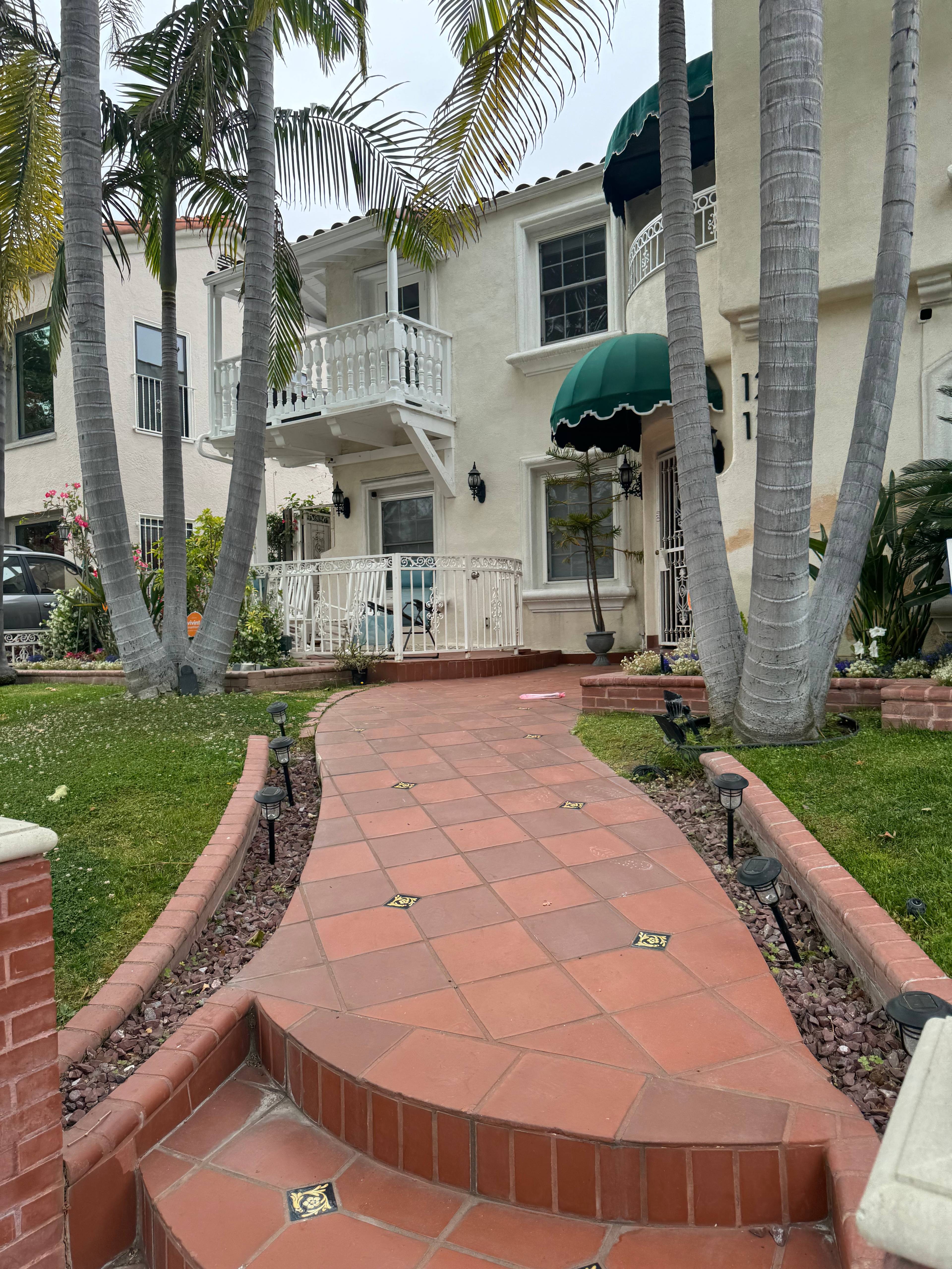 Stunning Spacious Upper Duplex in Hancock Park