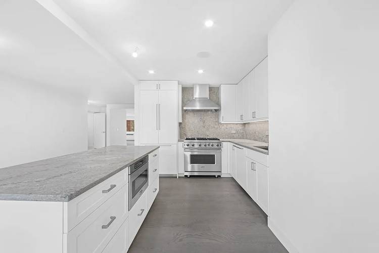 Park Avenue Perfection: Luxurious 5-Bedroom Residence with Modern Upgrades!