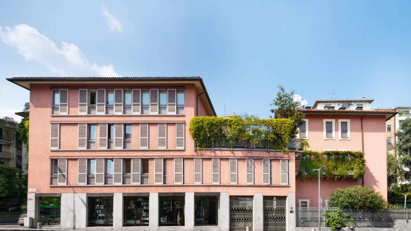 A MINIMAL AND MODERN REMODELLED APARTMENT NEAR SAN BABILA, MILAN