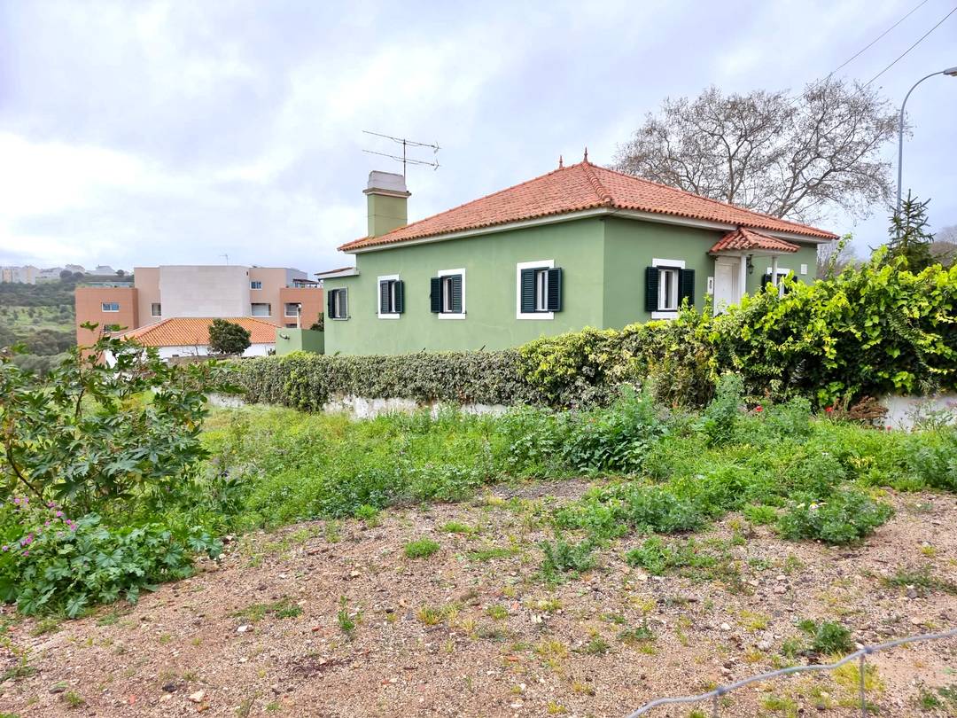 Charming classic house with garden and guest house  to renovate in Oeiras