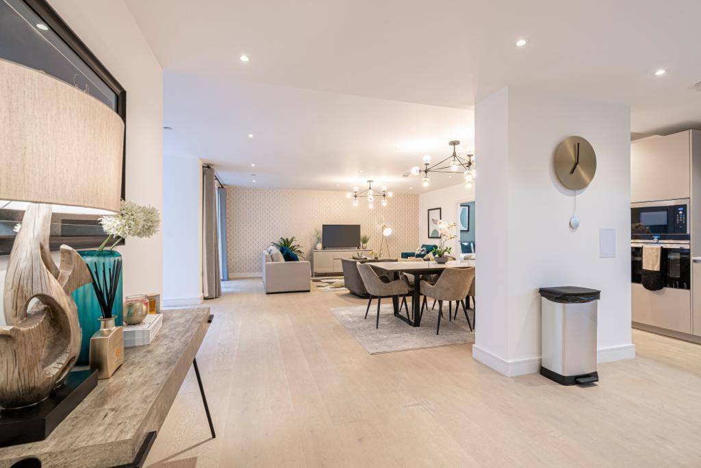 **No Chain**Offers Invited** 3 Bed 2 Bath with Air Conditioning!