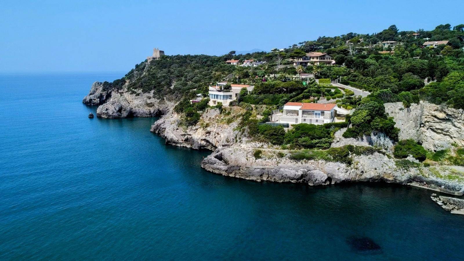 Cliffside Villa with Panoramic Sea Views in Southern Tuscany
