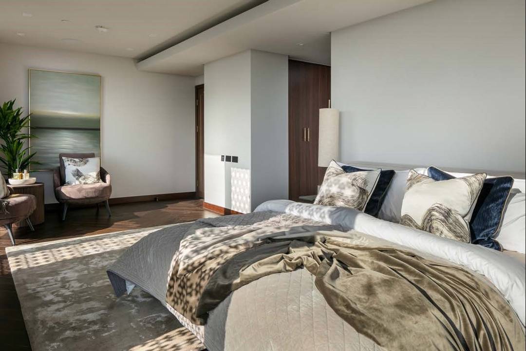 Three Bedroom Penthouse Apartment Located Across The 38th and 39th Floors in Viadux