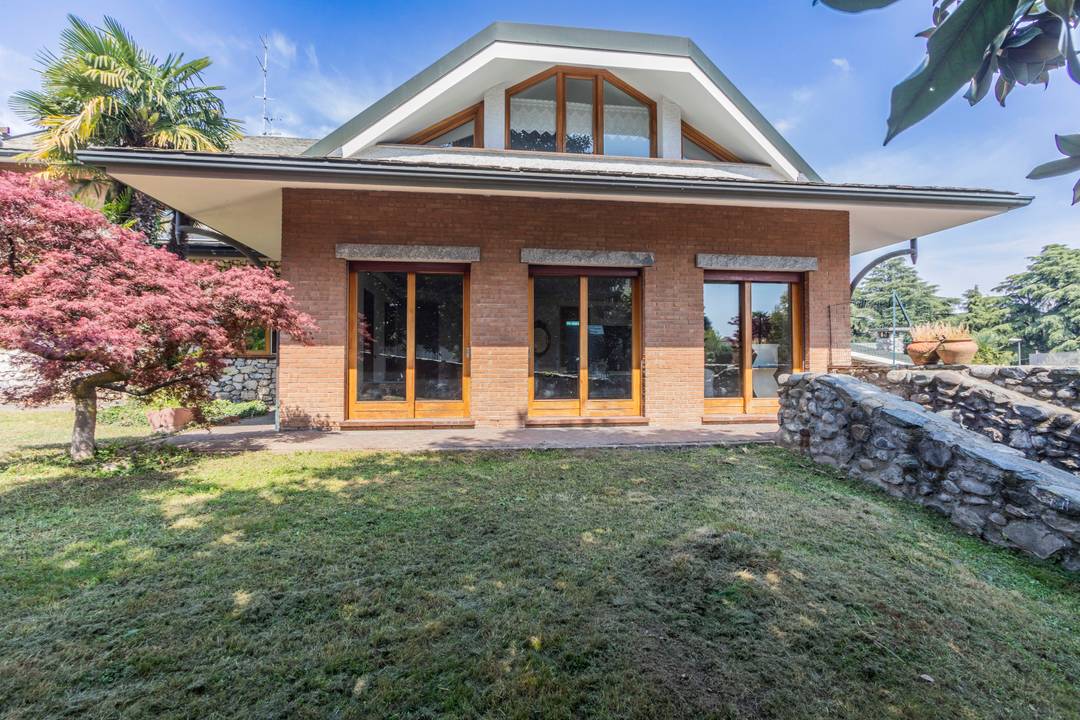 PRESTIGIOUS ITALIAN VILLA WITH PRIVATE PARK – A LIFE OF BEAUTY, SPACE & ELEGANCE