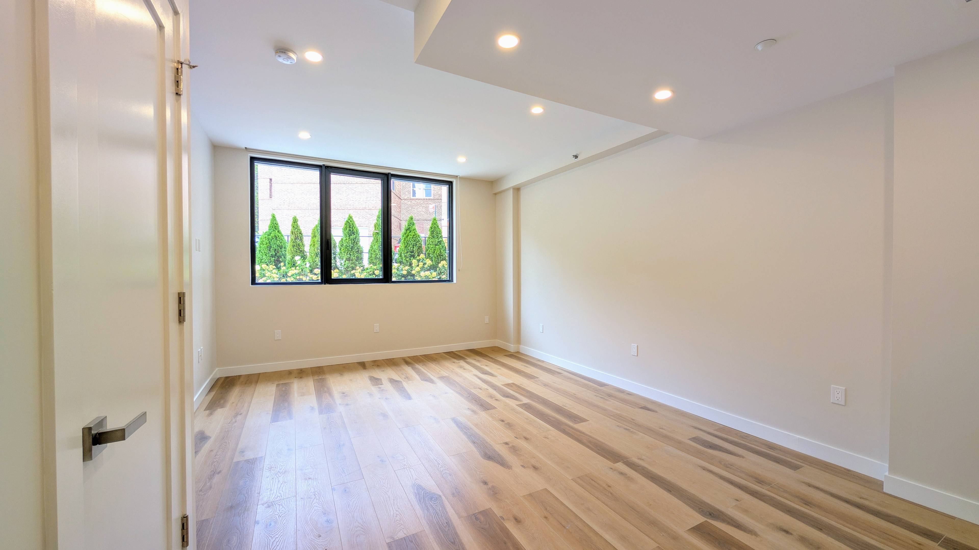 Spacious Studio For Rent in Kew Gardens