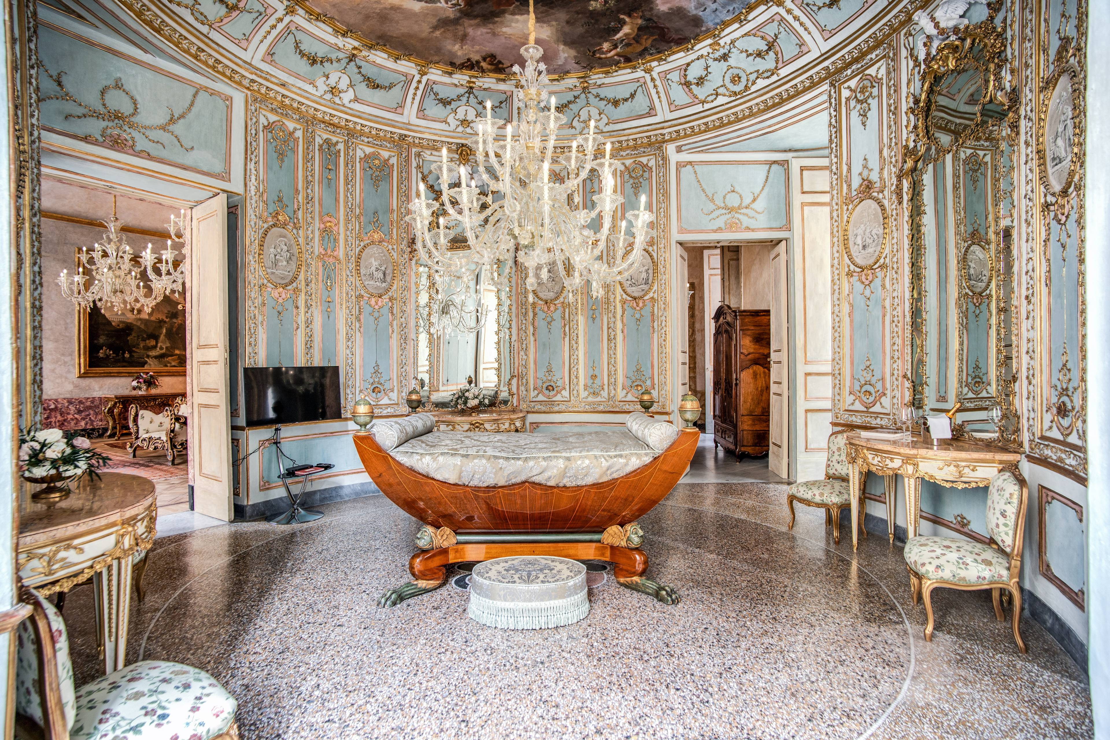 GORGEOUS HISTORIC PALACE IN NAPLES