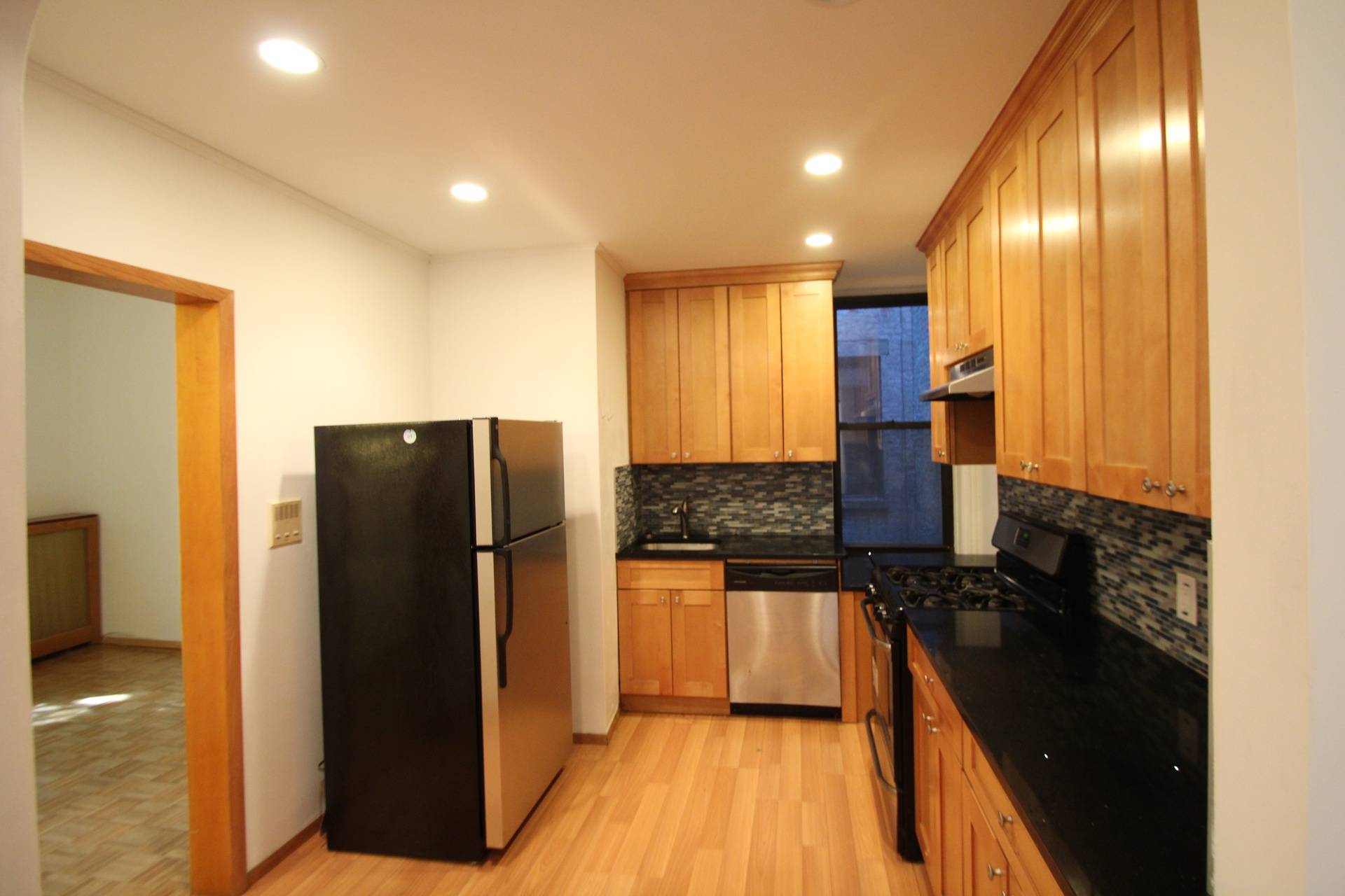 Astoria: NO FEE! 3 Bedroom Apartment For Lease in Heart of Astoria