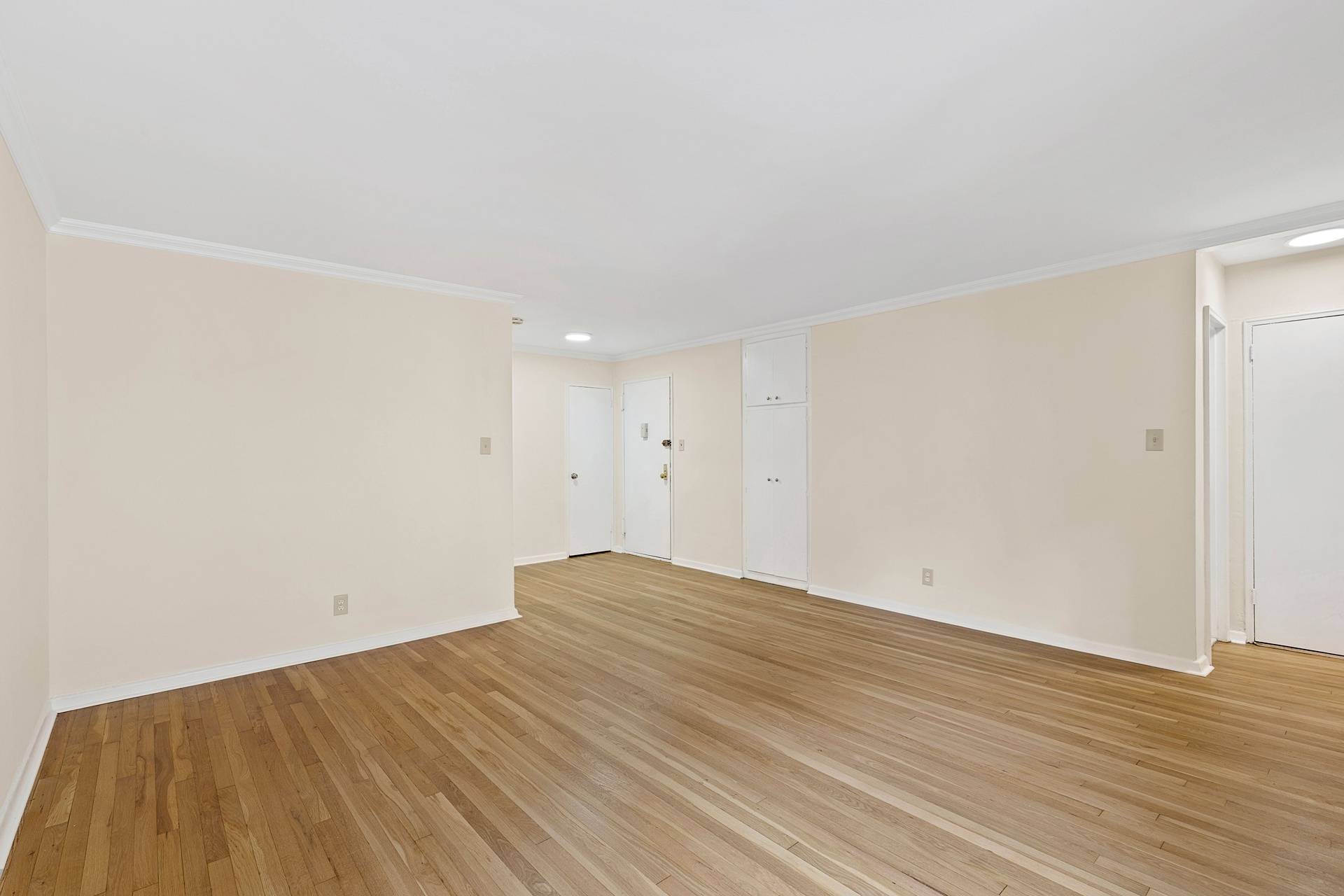 LARGE 1 BEDROOM APARTMENT IN THE HEART OF CHELSEA!