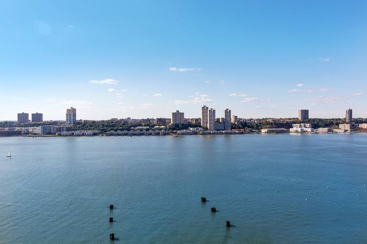 Sprawling 1 Bedroom 1.5 Bathroom Residence with Three Exposures at The Heritage | Upper West Side