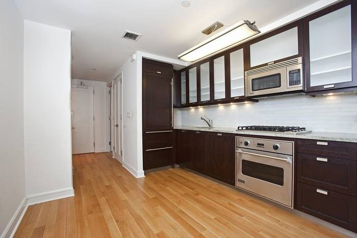 Spacious Studio at 80 Riverside Boulevard!