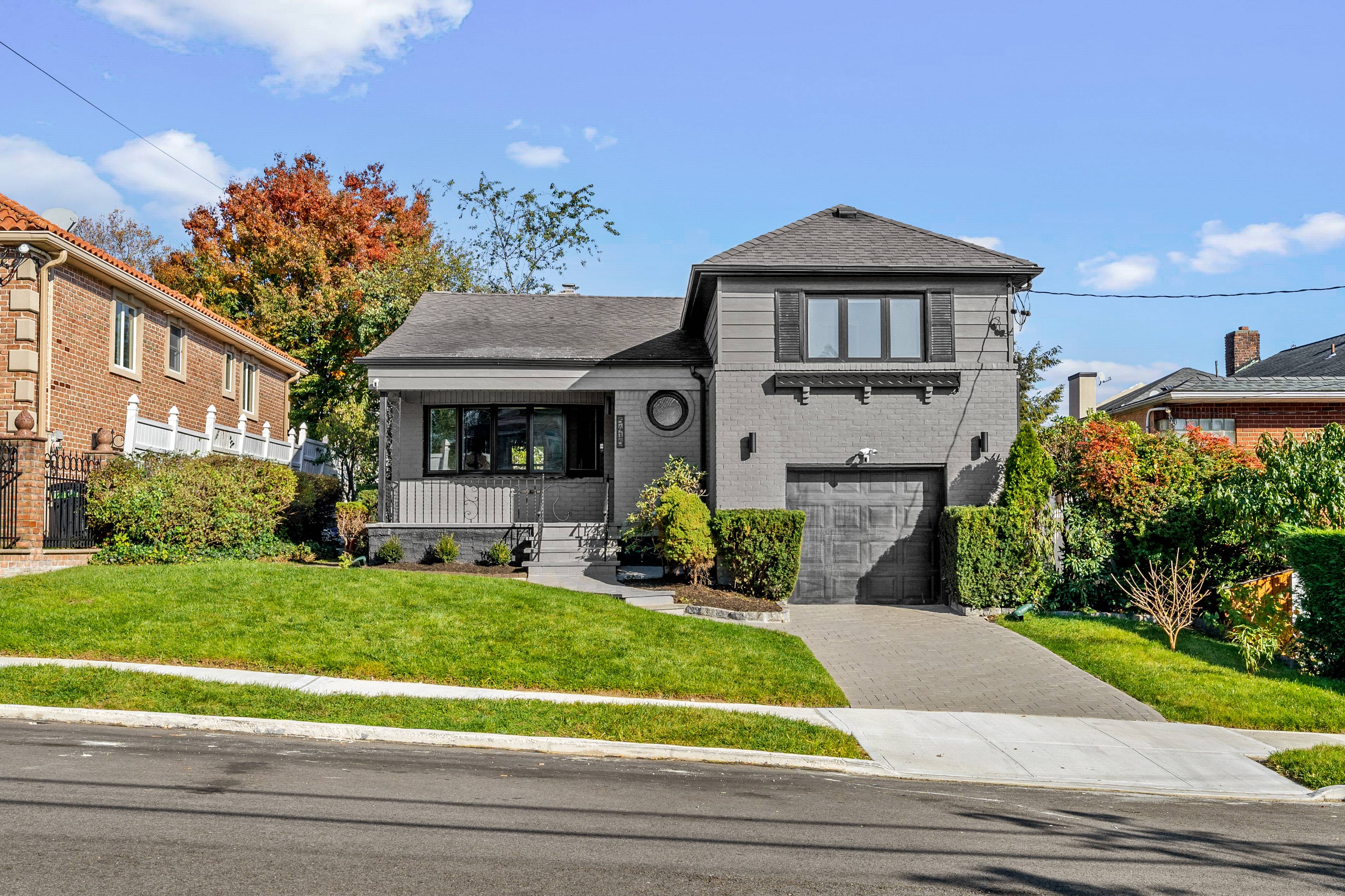 Newly renovated classic split level 3 bedroom home in Little Neck / Douglaston
